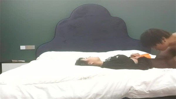 爆乳肥臀的性感外围御姐，一进门就被推倒狂撩！